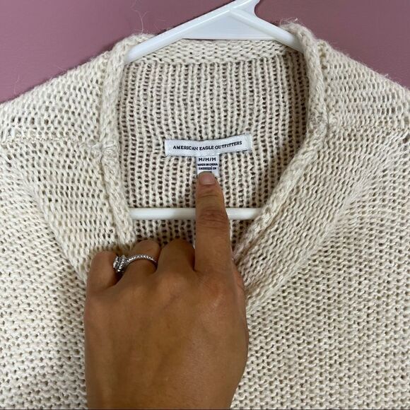 American Eagle Cream Soft Knit Sweater Size Medium - Picture 4 of 8